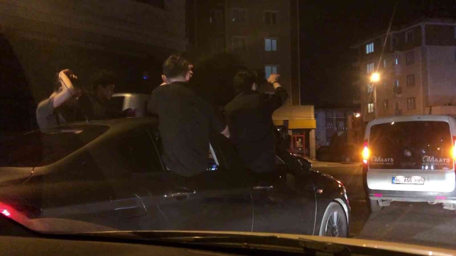 Pendik’te yol kapatan asker eğlencesi Pendik’te asker eğlencesi adı altında araçlarıyla ilerleyen grup, kornalara basarak konvoy halinde ilçede bir süre tur attı. Akan trafikte yolu ...