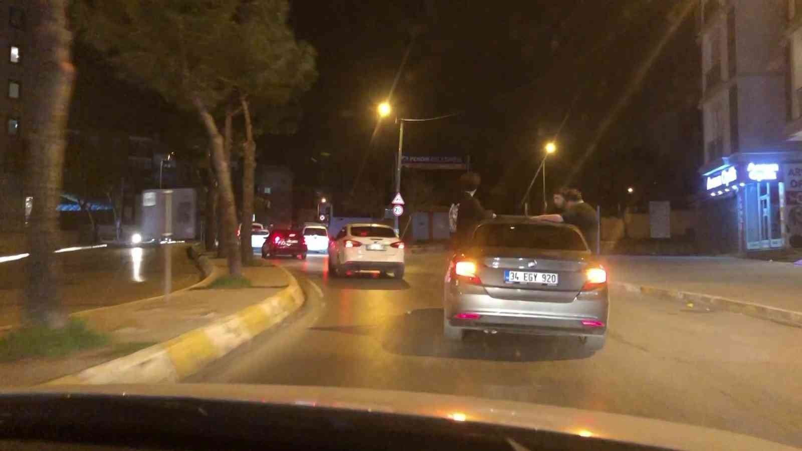 Pendik’te yol kapatan asker eğlencesi Pendik’te asker eğlencesi adı altında araçlarıyla ilerleyen grup, kornalara basarak konvoy halinde ilçede bir süre tur attı. Akan trafikte yolu ...