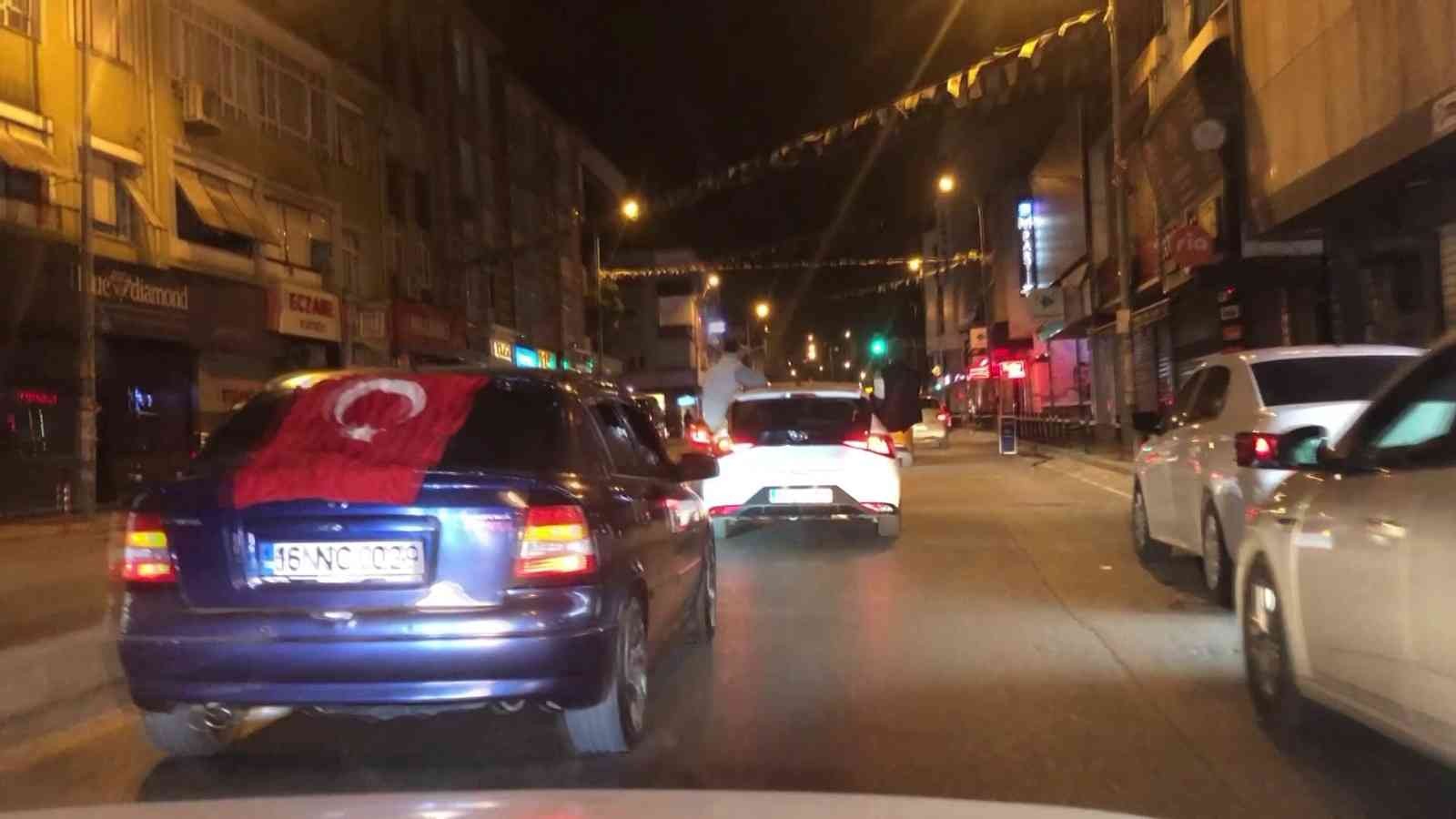 Pendik’te yol kapatan asker eğlencesi Pendik’te asker eğlencesi adı altında araçlarıyla ilerleyen grup, kornalara basarak konvoy halinde ilçede bir süre tur attı. Akan trafikte yolu ...