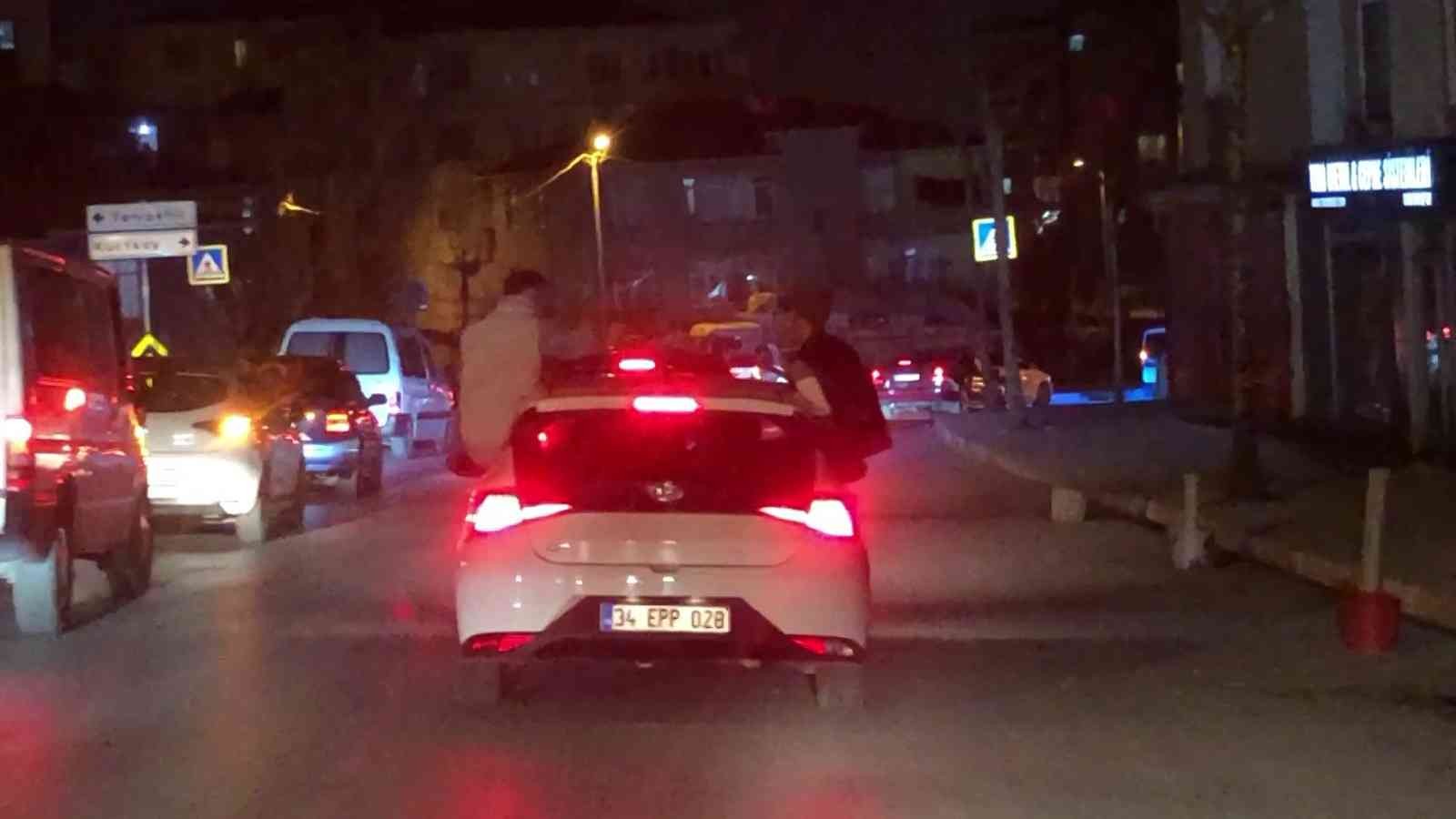 Pendik’te yol kapatan asker eğlencesi Pendik’te asker eğlencesi adı altında araçlarıyla ilerleyen grup, kornalara basarak konvoy halinde ilçede bir süre tur attı. Akan trafikte yolu ...