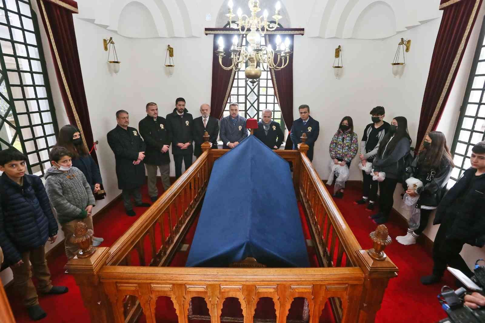 Plevne kahramanı Gazi Osman Paşa, ölüm yıldönümünde anıldı Plevne Kahramanı Gazi Osman Paşa, vefatının 122’nci yılında kabri başında anıldı. Gaziosmanpaşa Belediyesi, Plevne Kahramanı Gazi Osman Paşa’nın ...