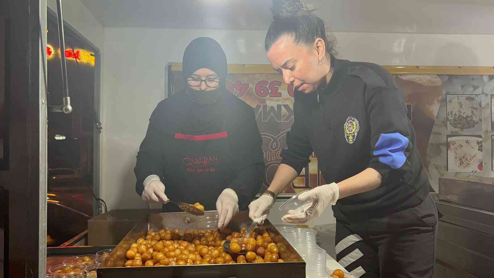 Polis ekipleri, Polis teşkilatının 177. kuruluş yıl dönümünde tüm şehitlerin anısına lokma dağıttı Sultanbeyli İlçe Emniyet Müdürlüğüne bağlı ekipler Abdurrahmangazi Camii avlusunda, teravih namazı sonrası Polis teşkilatının 177. kuruluş yıl ...