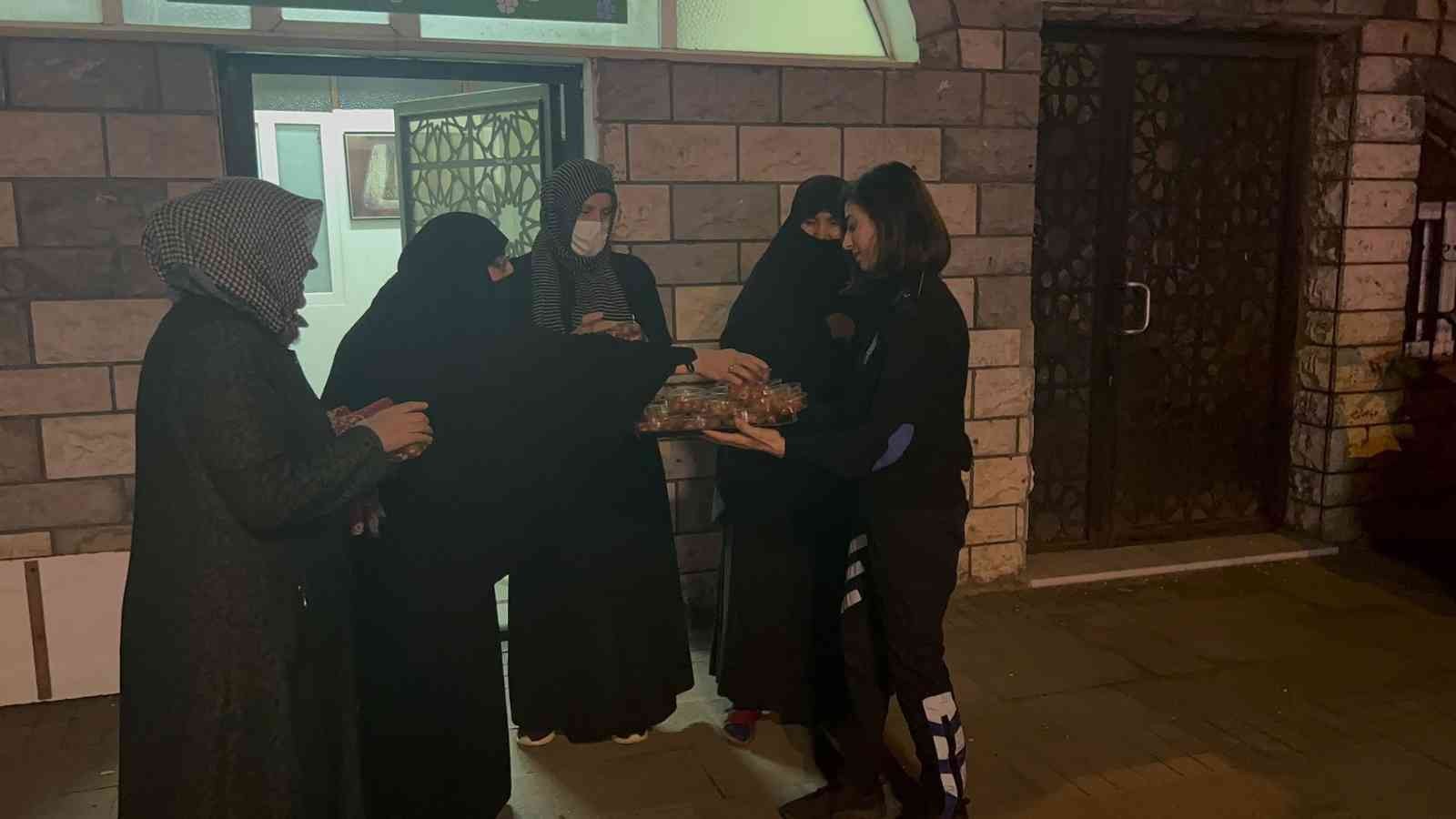 Polis ekipleri, Polis teşkilatının 177. kuruluş yıl dönümünde tüm şehitlerin anısına lokma dağıttı Sultanbeyli İlçe Emniyet Müdürlüğüne bağlı ekipler Abdurrahmangazi Camii avlusunda, teravih namazı sonrası Polis teşkilatının 177. kuruluş yıl ...