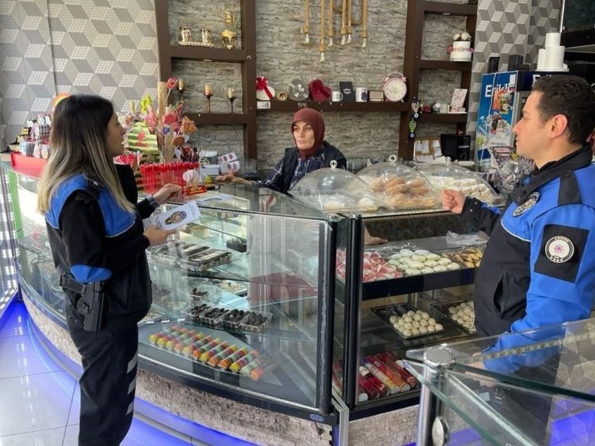 Polis ekiplerinden dolandırıcılara karşı uyarı Edirne İl Emniyet Müdürlüğü ekipleri; hırsızlık, dolandırıcılık, sahte para ve yankesicilik konusunda esnafları ziyaret ederek bilgilendirici ...