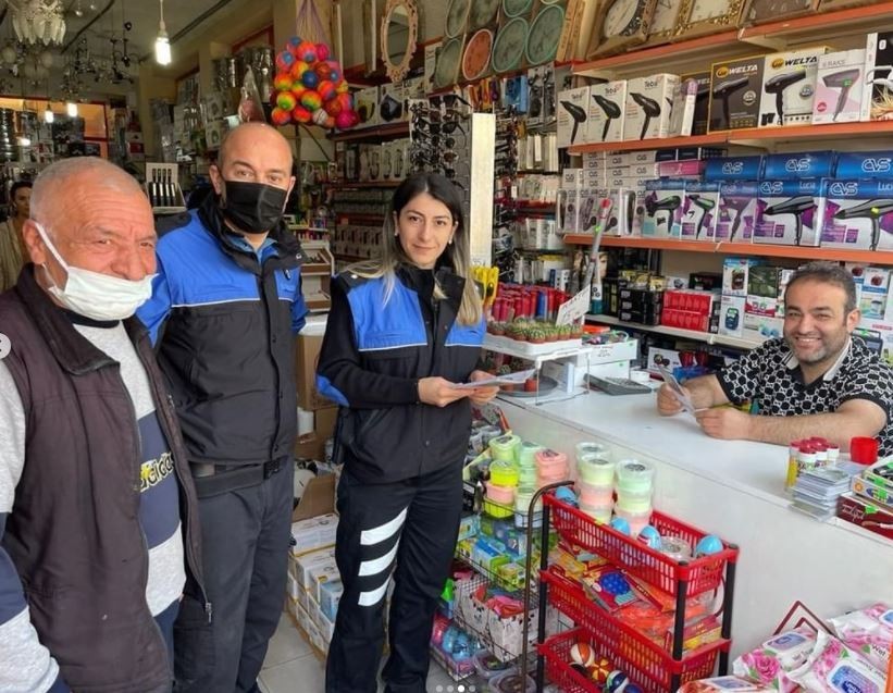 Polis ekiplerinden dolandırıcılara karşı uyarı Edirne İl Emniyet Müdürlüğü ekipleri; hırsızlık, dolandırıcılık, sahte para ve yankesicilik konusunda esnafları ziyaret ederek bilgilendirici ...