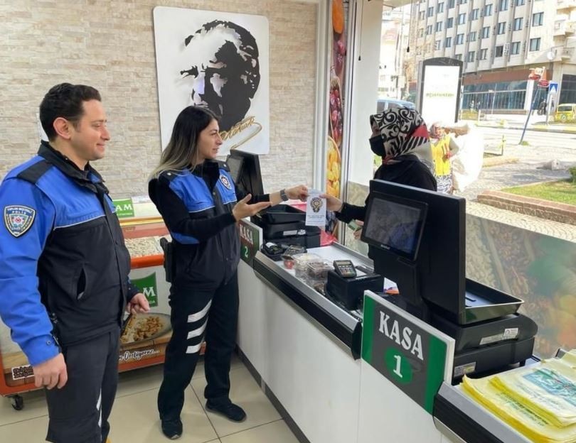 Polis ekiplerinden dolandırıcılara karşı uyarı Edirne İl Emniyet Müdürlüğü ekipleri; hırsızlık, dolandırıcılık, sahte para ve yankesicilik konusunda esnafları ziyaret ederek bilgilendirici ...