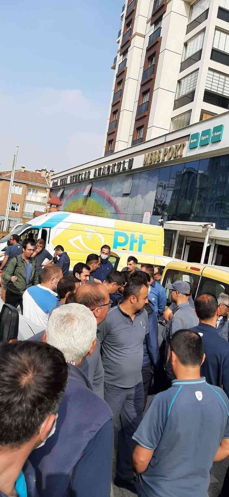 PTT çalışanları eylemde Bursa’da PTT çalışanları ağır çalışma koşulları sebebiyle dağıtıma çıkmayarak eylem yaptı. Bursa’nın Yıldırım ilçesinde PTT çalışanları posta ...