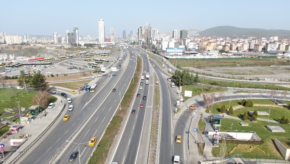 ramazan-ayinin-ilk-gununde-istanbulda-trafik-yollar-bos-kaldi-ej47xqLO.jpg