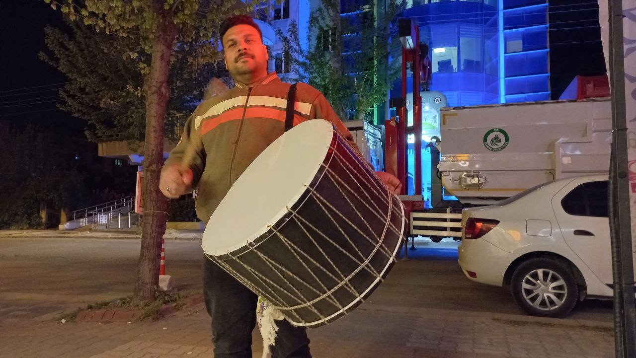 Ramazan davulcuları ilk bahşişlerini topladı Edirneli davulcular, maniler eşliğinde sahura kaldırdıkları mahalle sakinlerinden Ramazan Ayı’nın 15’i olması nedeniyle bahşiş topladı. Edirne ...
