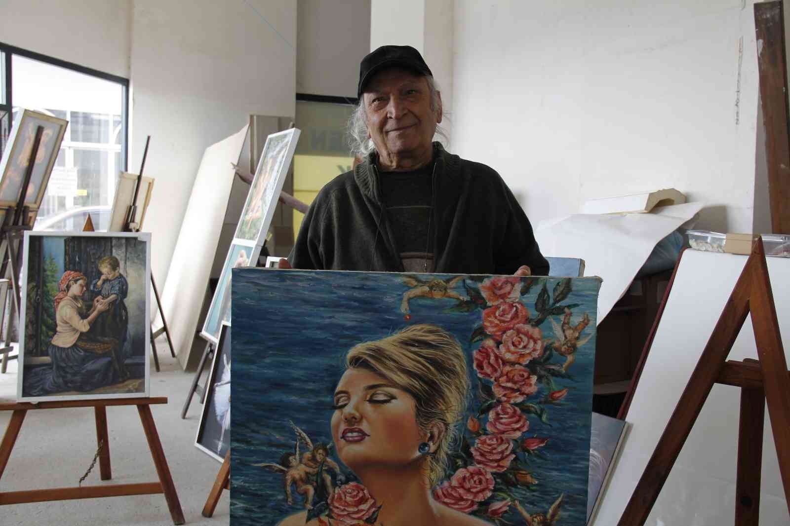 Kocaeli’de yaşayan 77 yaşındaki Halis Yıldız, ilkokul yıllarında hobi olarak başladığı ressamlığı 54 yıldır profesyonel şekilde sürdürüyor ...