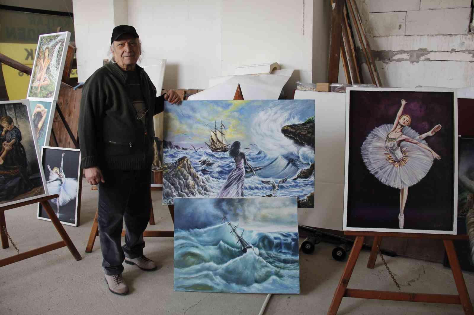 Kocaeli’de yaşayan 77 yaşındaki Halis Yıldız, ilkokul yıllarında hobi olarak başladığı ressamlığı 54 yıldır profesyonel şekilde sürdürüyor ...