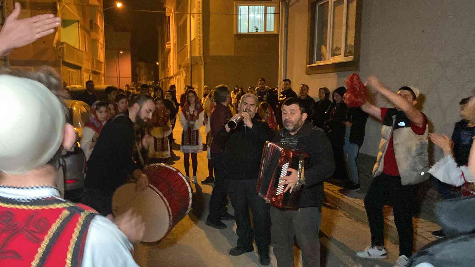 Rumeli ezgileriyle sahura kaldırdılar Bursa’nın İnegöl ilçesinde Rumeli Türkleri Kültür ve Forklor Derneği yönetimi, ilçede ilgi çeken bir sahura imza attı. Rumeli yöresine özgü ...