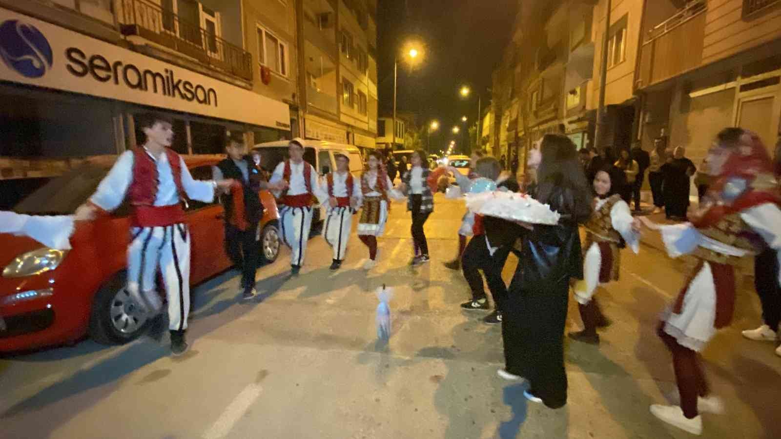 Rumeli ezgileriyle sahura kaldırdılar Bursa’nın İnegöl ilçesinde Rumeli Türkleri Kültür ve Forklor Derneği yönetimi, ilçede ilgi çeken bir sahura imza attı. Rumeli yöresine özgü ...