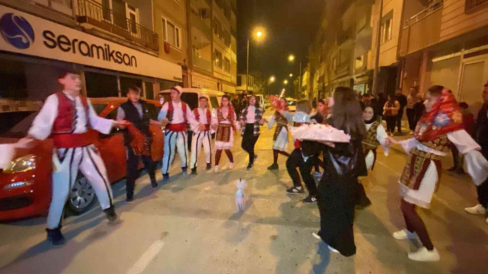 Rumeli ezgileriyle sahura kaldırdılar Bursa’nın İnegöl ilçesinde Rumeli Türkleri Kültür ve Forklor Derneği yönetimi, ilçede ilgi çeken bir sahura imza attı. Rumeli yöresine özgü ...