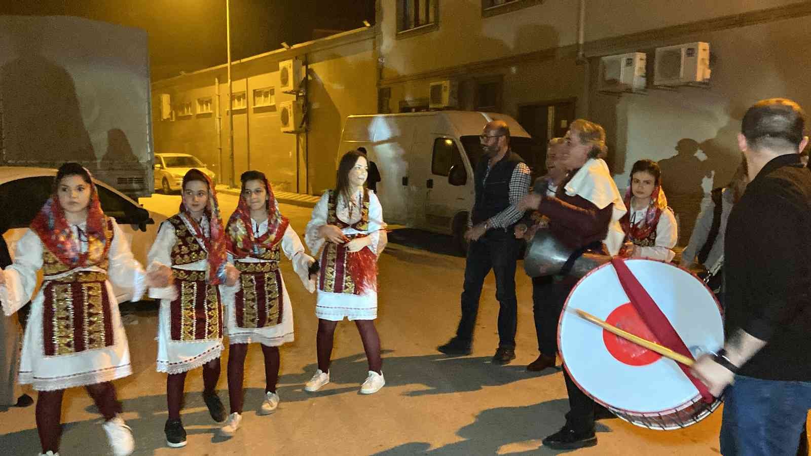 Rumeli ezgileriyle sahura kaldırdılar Bursa’nın İnegöl ilçesinde Rumeli Türkleri Kültür ve Forklor Derneği yönetimi, ilçede ilgi çeken bir sahura imza attı. Rumeli yöresine özgü ...