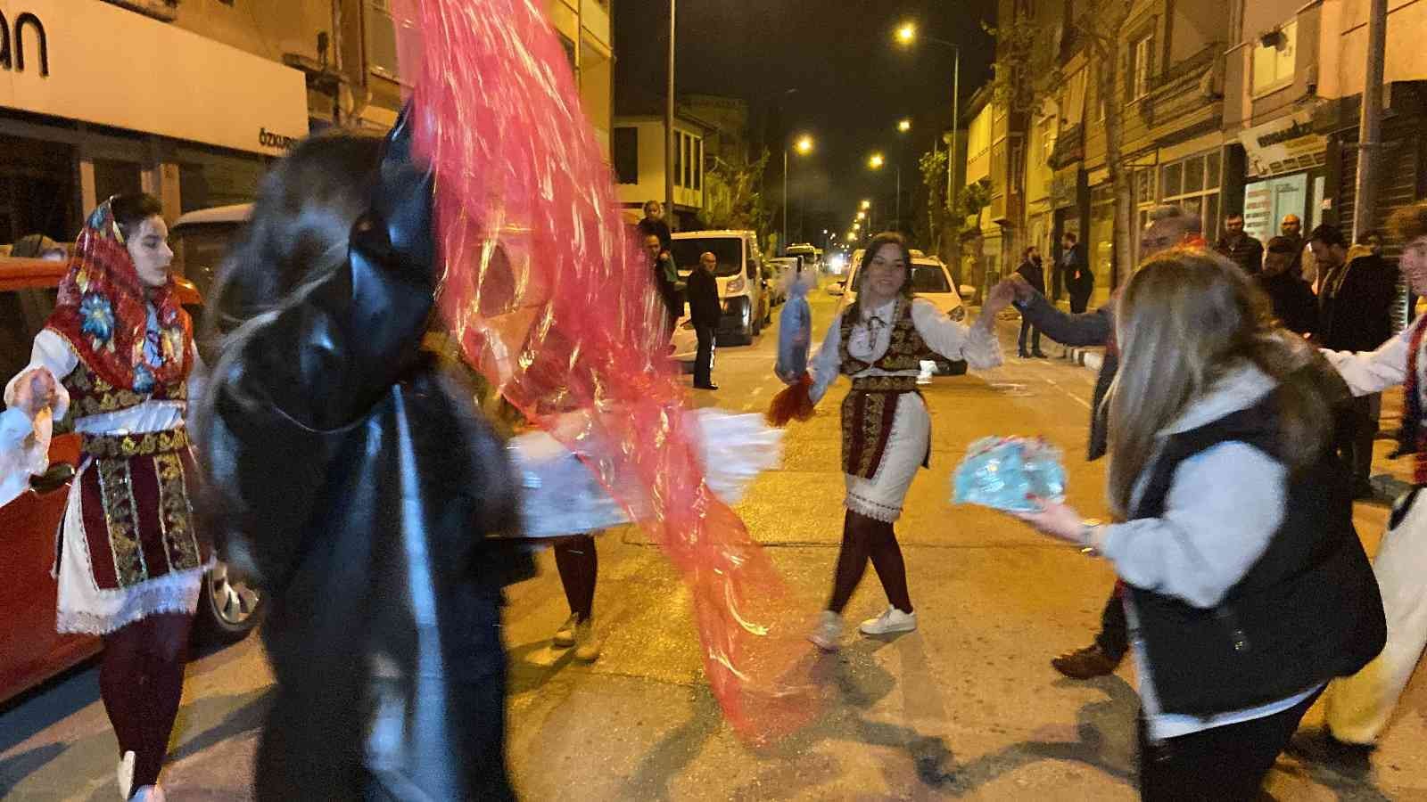 Rumeli ezgileriyle sahura kaldırdılar Bursa’nın İnegöl ilçesinde Rumeli Türkleri Kültür ve Forklor Derneği yönetimi, ilçede ilgi çeken bir sahura imza attı. Rumeli yöresine özgü ...