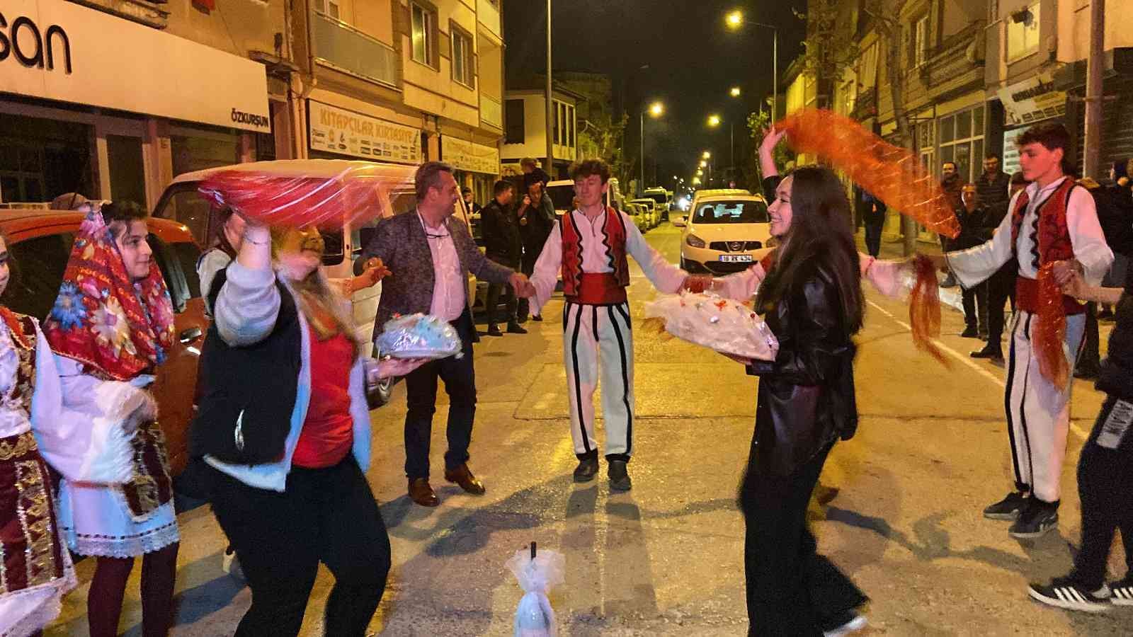 Rumeli ezgileriyle sahura kaldırdılar Bursa’nın İnegöl ilçesinde Rumeli Türkleri Kültür ve Forklor Derneği yönetimi, ilçede ilgi çeken bir sahura imza attı. Rumeli yöresine özgü ...