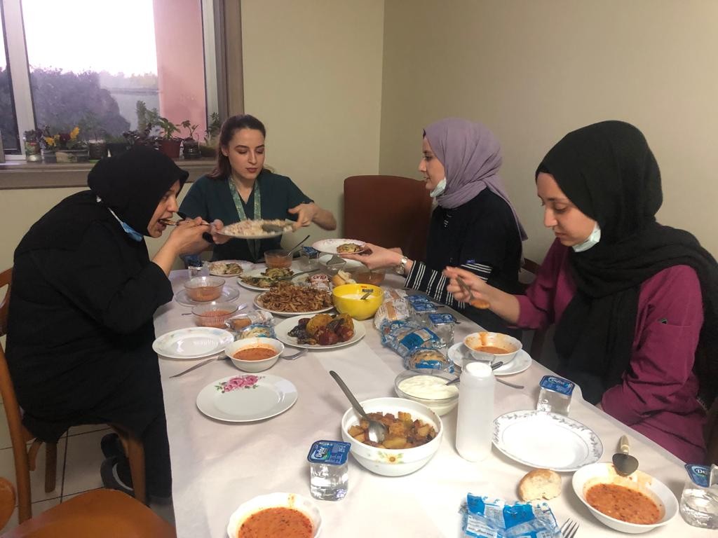 Sağlık çalışanlarının yoğun mesaisi Ramazan’da da devam ediyor Sağlık çalışanlarının yoğun mesaisi Ramazan ayında da gece gündüz sürüyor. İftar vaktinde görevi başında olan sağlık çalışanları, dönüşümlü ...