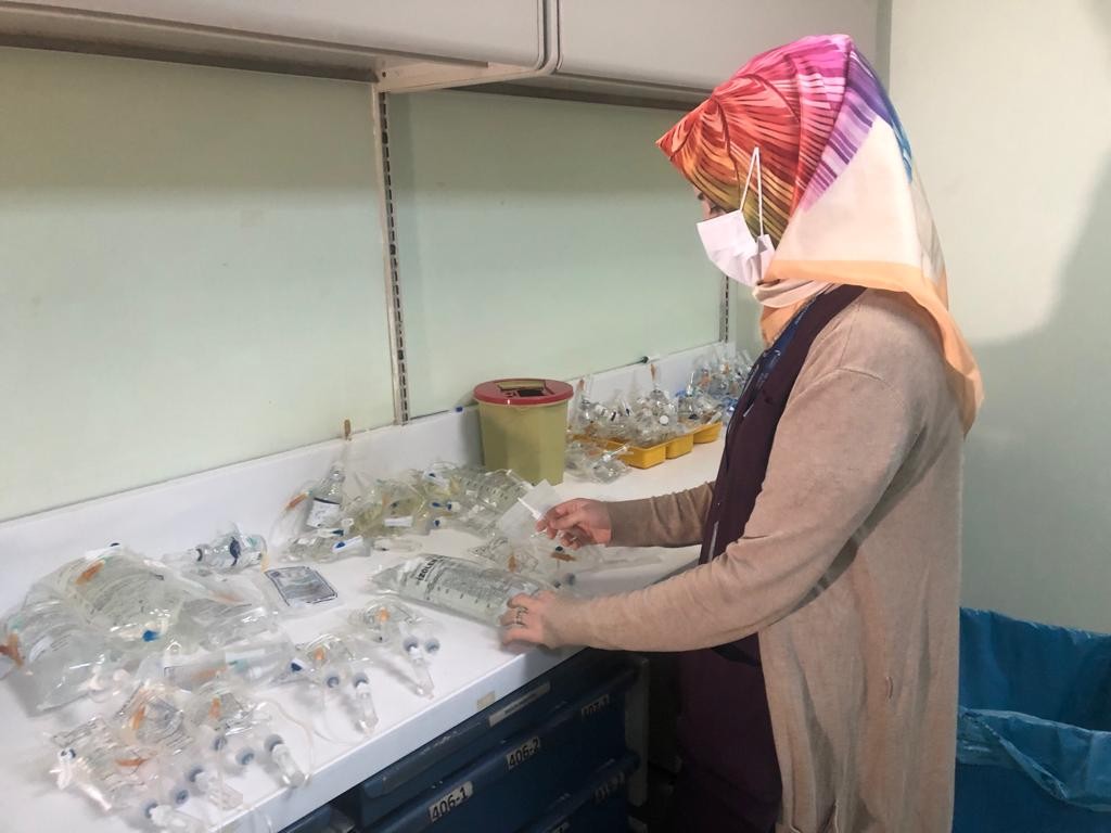 Sağlık çalışanlarının yoğun mesaisi Ramazan’da da devam ediyor Sağlık çalışanlarının yoğun mesaisi Ramazan ayında da gece gündüz sürüyor. İftar vaktinde görevi başında olan sağlık çalışanları, dönüşümlü ...