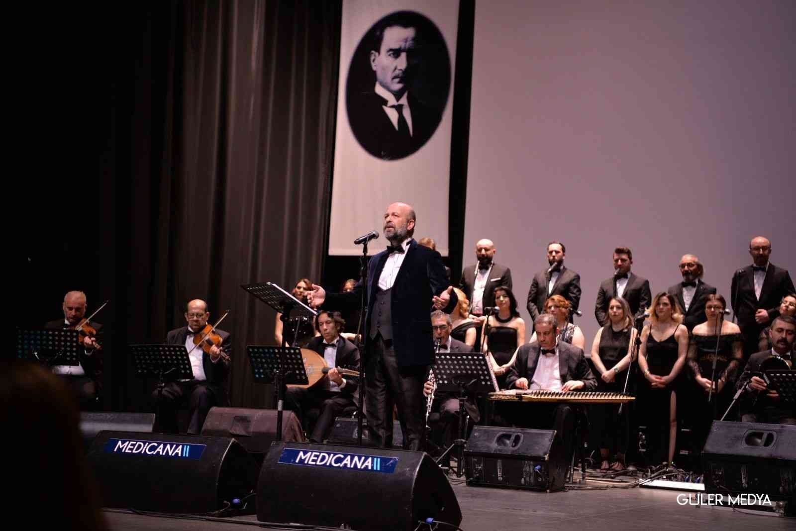 Sağlıkçılar ayakta alkışlandı Sağlık çalışanlarından oluşan Medicana Bursa Hastanesi Türk Sanat Müziği Korosu’nun ’Medicana Bursa Sağlık İçin Söylüyor’ konserine sanatseverler ...