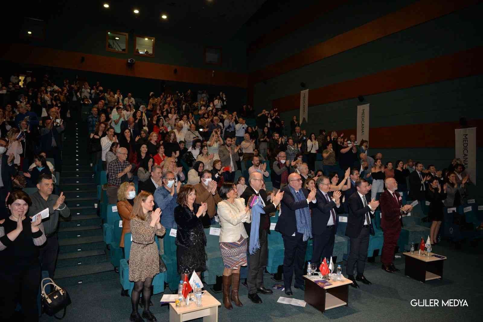 Sağlıkçılar ayakta alkışlandı Sağlık çalışanlarından oluşan Medicana Bursa Hastanesi Türk Sanat Müziği Korosu’nun ’Medicana Bursa Sağlık İçin Söylüyor’ konserine sanatseverler ...