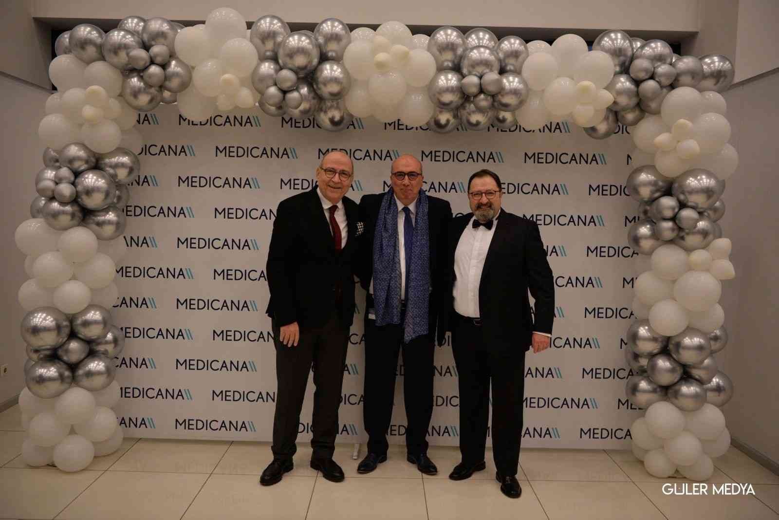 Sağlıkçılar ayakta alkışlandı Sağlık çalışanlarından oluşan Medicana Bursa Hastanesi Türk Sanat Müziği Korosu’nun ’Medicana Bursa Sağlık İçin Söylüyor’ konserine sanatseverler ...