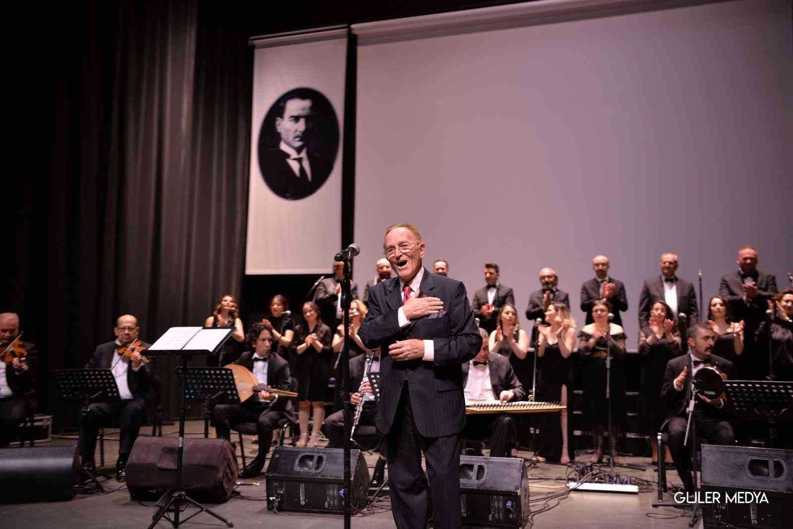 Sağlıkçılar ayakta alkışlandı Sağlık çalışanlarından oluşan Medicana Bursa Hastanesi Türk Sanat Müziği Korosu’nun ’Medicana Bursa Sağlık İçin Söylüyor’ konserine sanatseverler ...