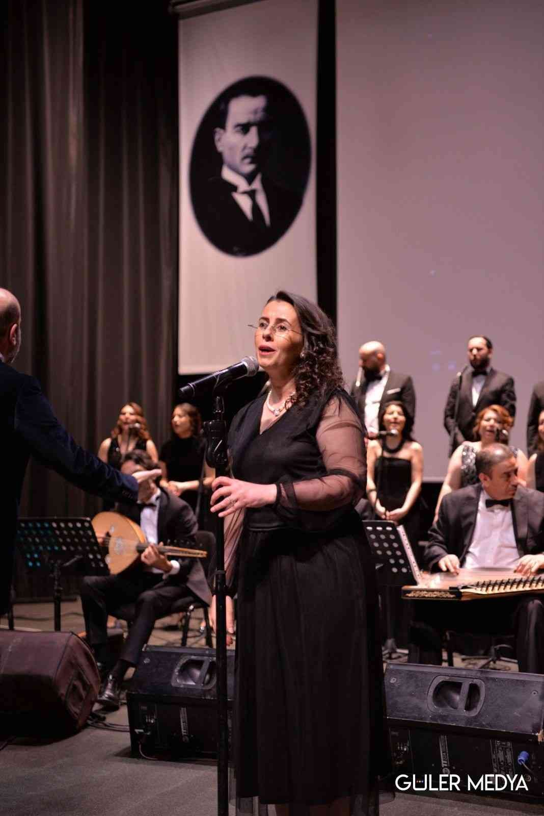 Sağlıkçılar ayakta alkışlandı Sağlık çalışanlarından oluşan Medicana Bursa Hastanesi Türk Sanat Müziği Korosu’nun ’Medicana Bursa Sağlık İçin Söylüyor’ konserine sanatseverler ...