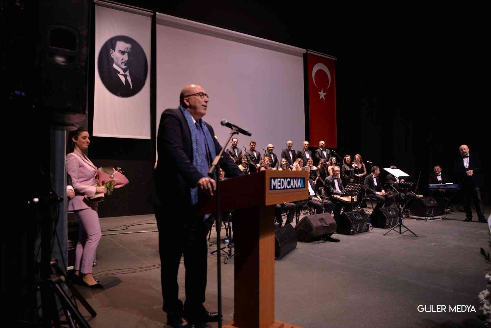 Sağlıkçılar ayakta alkışlandı Sağlık çalışanlarından oluşan Medicana Bursa Hastanesi Türk Sanat Müziği Korosu’nun ’Medicana Bursa Sağlık İçin Söylüyor’ konserine sanatseverler ...