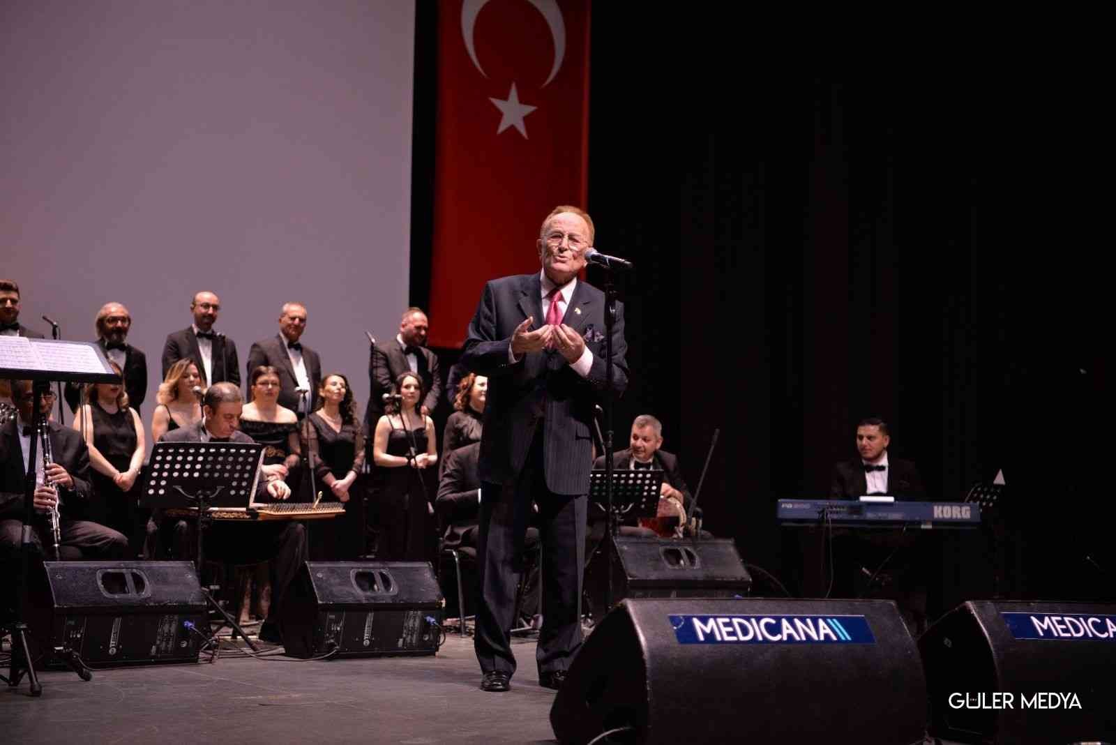 Sağlıkçılar ayakta alkışlandı Sağlık çalışanlarından oluşan Medicana Bursa Hastanesi Türk Sanat Müziği Korosu’nun ’Medicana Bursa Sağlık İçin Söylüyor’ konserine sanatseverler ...