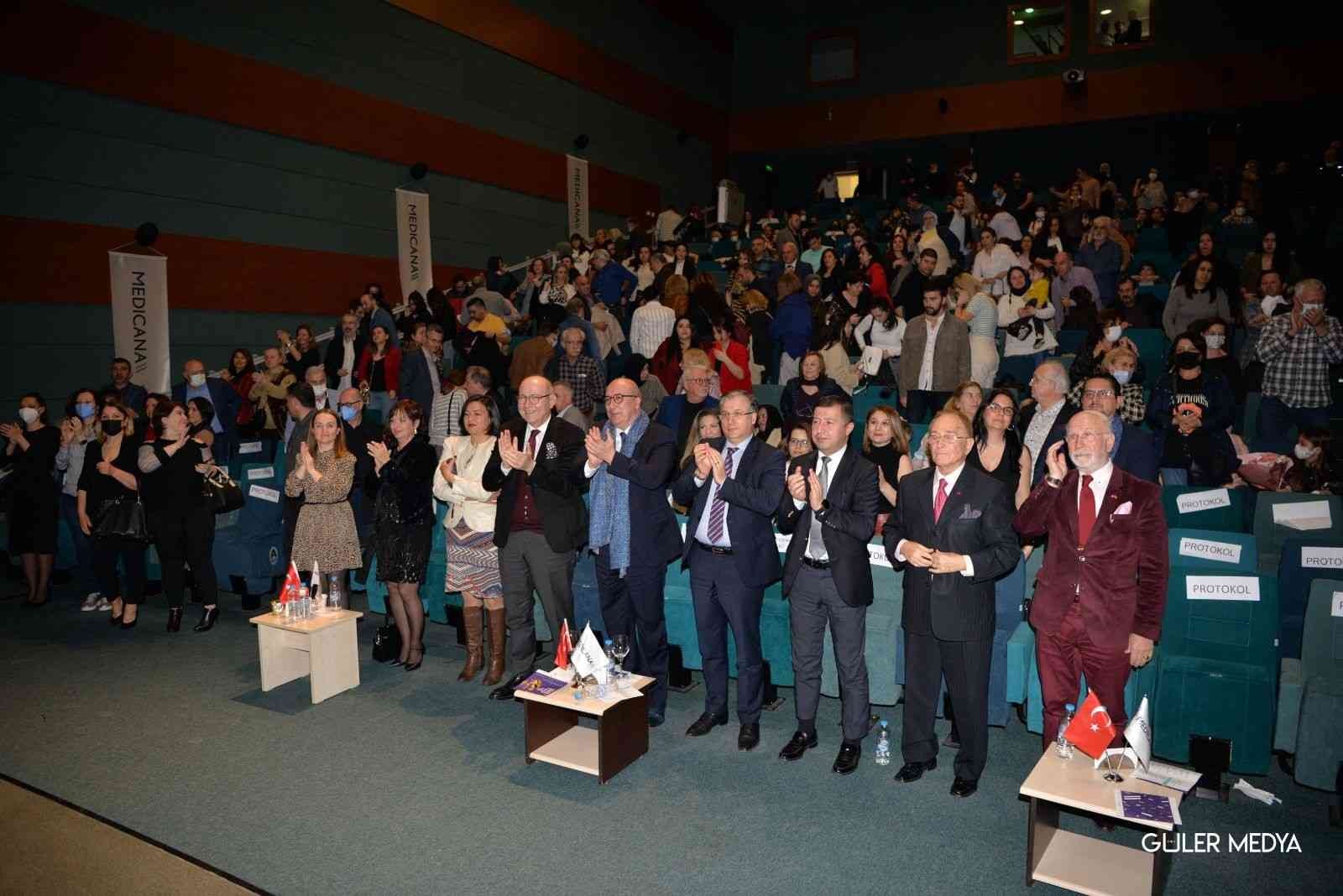 Sağlıkçılar ayakta alkışlandı Sağlık çalışanlarından oluşan Medicana Bursa Hastanesi Türk Sanat Müziği Korosu’nun ’Medicana Bursa Sağlık İçin Söylüyor’ konserine sanatseverler ...