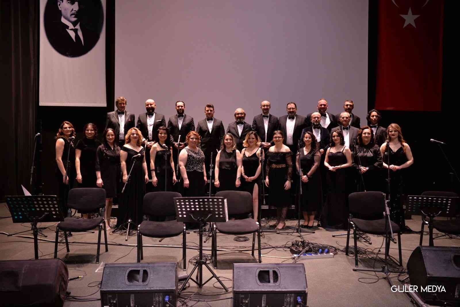 Sağlıkçılar ayakta alkışlandı Sağlık çalışanlarından oluşan Medicana Bursa Hastanesi Türk Sanat Müziği Korosu’nun ’Medicana Bursa Sağlık İçin Söylüyor’ konserine sanatseverler ...