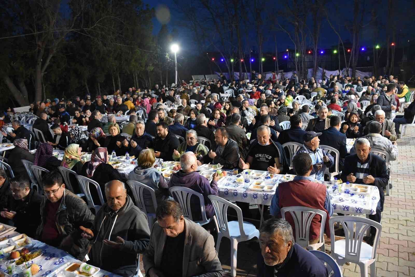Şahpaz Mahallesi iftar geleneği yaşatıyor Tekirdağ’ın Çorlu ilçesine bağlı Şahpaz Mahalle Muhtarlığı tarafından her yıl Ramazan ayında düzenlenen ve geleneksel hale gelen iftar yemeğine ...