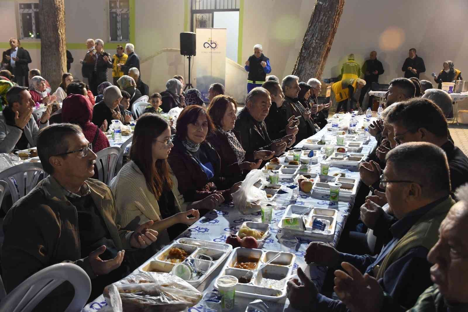 Şahpaz Mahallesi iftar geleneği yaşatıyor Tekirdağ’ın Çorlu ilçesine bağlı Şahpaz Mahalle Muhtarlığı tarafından her yıl Ramazan ayında düzenlenen ve geleneksel hale gelen iftar yemeğine ...