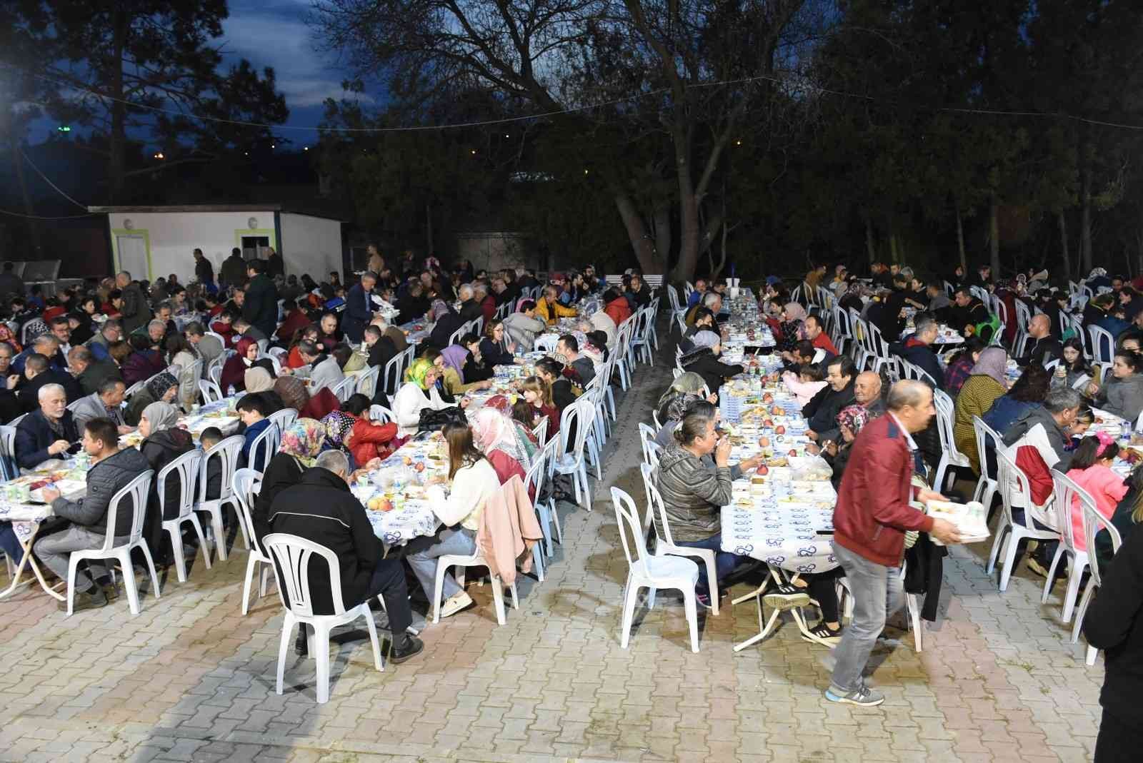 Şahpaz Mahallesi iftar geleneği yaşatıyor Tekirdağ’ın Çorlu ilçesine bağlı Şahpaz Mahalle Muhtarlığı tarafından her yıl Ramazan ayında düzenlenen ve geleneksel hale gelen iftar yemeğine ...