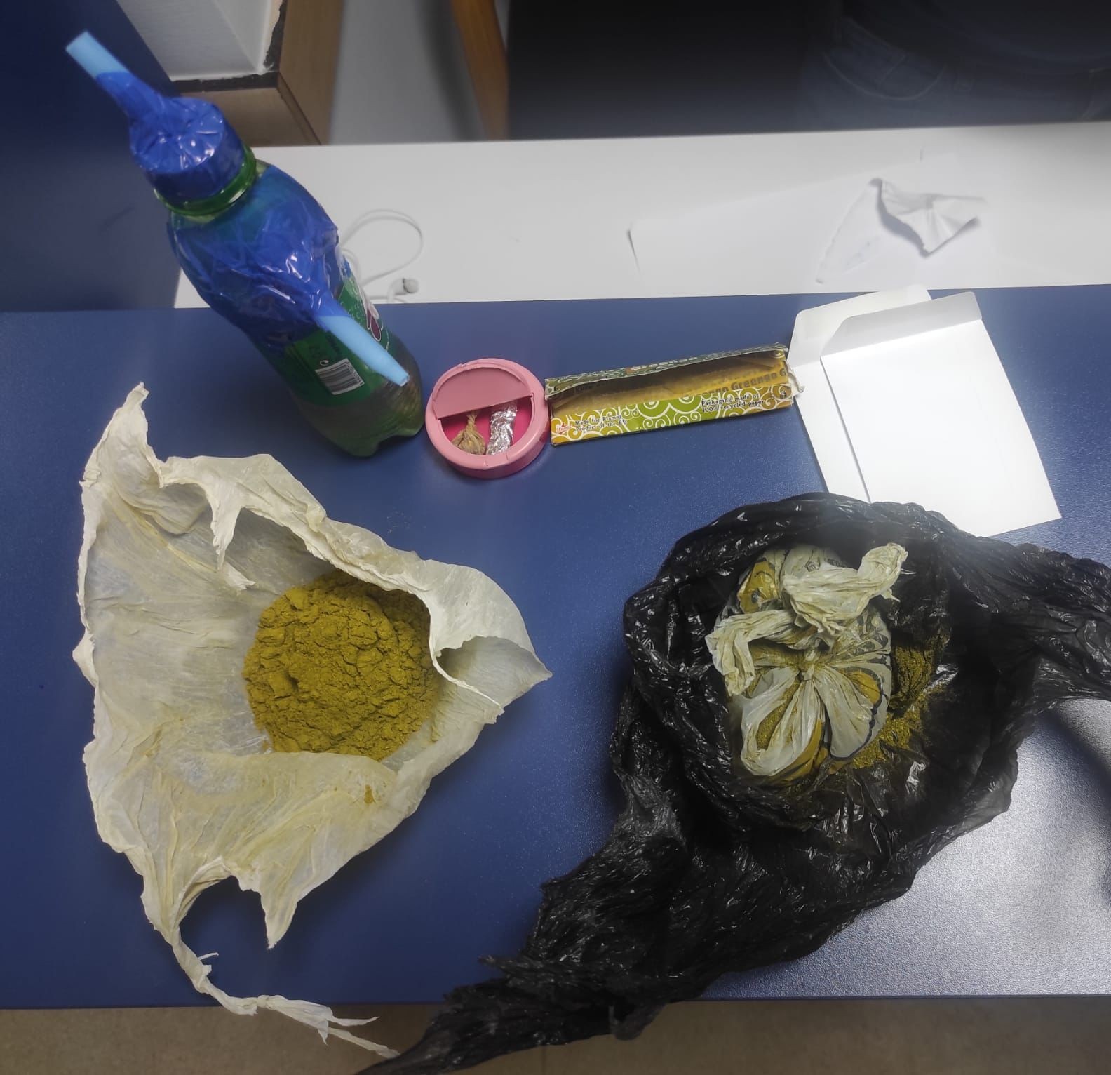 Sahte parayla esrar ticaretine 3 gözaltı Tekirdağ’da polis ekipleri, sahte para vererek uyuşturucu ticareti yapan 3 kişiyi yakalarken, yarım kilogram uyuşturucuya el koydu. Olay, Kapaklı ...