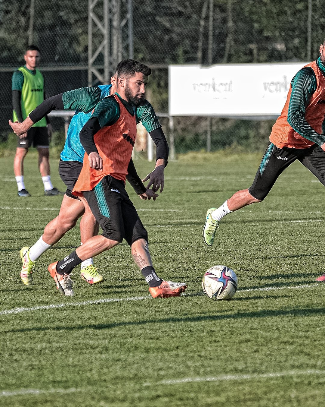 Sakaryaspor, şampiyonluk mesaisinde TFF 2. Lig Kırmızı Grup’un 36. haftasında Serik Belediyespor’a konuk olacak Sakaryaspor, galip gelmesi durumunda rakibi Bodrumspor maçının ...