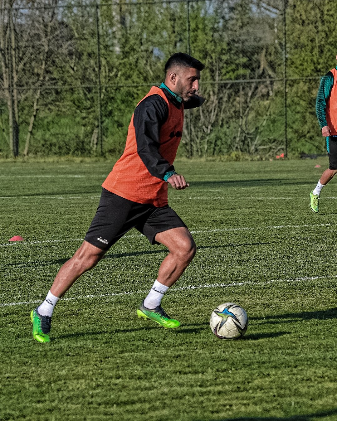 Sakaryaspor, şampiyonluk mesaisinde TFF 2. Lig Kırmızı Grup’un 36. haftasında Serik Belediyespor’a konuk olacak Sakaryaspor, galip gelmesi durumunda rakibi Bodrumspor maçının ...