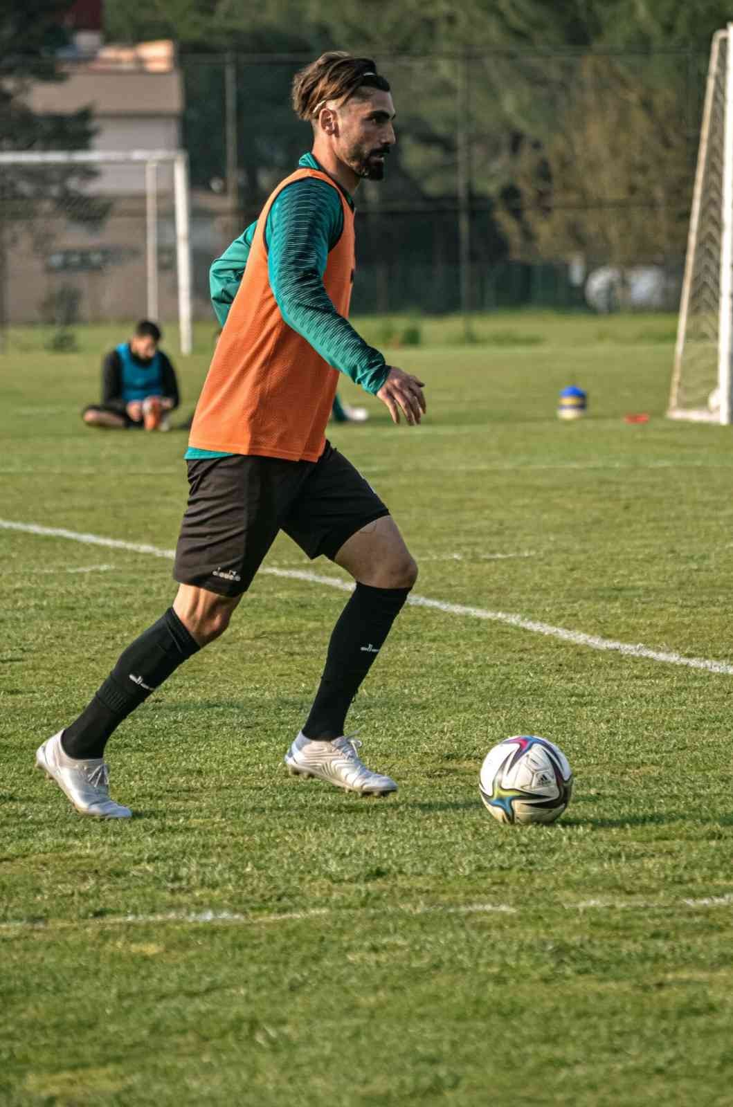 Sakaryaspor, şampiyonluk mesaisinde TFF 2. Lig Kırmızı Grup’un 36. haftasında Serik Belediyespor’a konuk olacak Sakaryaspor, galip gelmesi durumunda rakibi Bodrumspor maçının ...