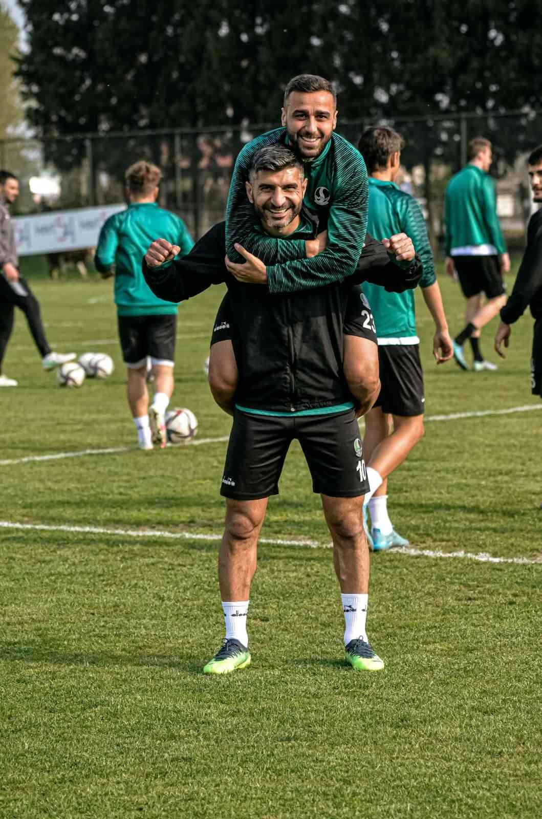 Sakaryaspor, şampiyonluk mesaisinde TFF 2. Lig Kırmızı Grup’un 36. haftasında Serik Belediyespor’a konuk olacak Sakaryaspor, galip gelmesi durumunda rakibi Bodrumspor maçının ...