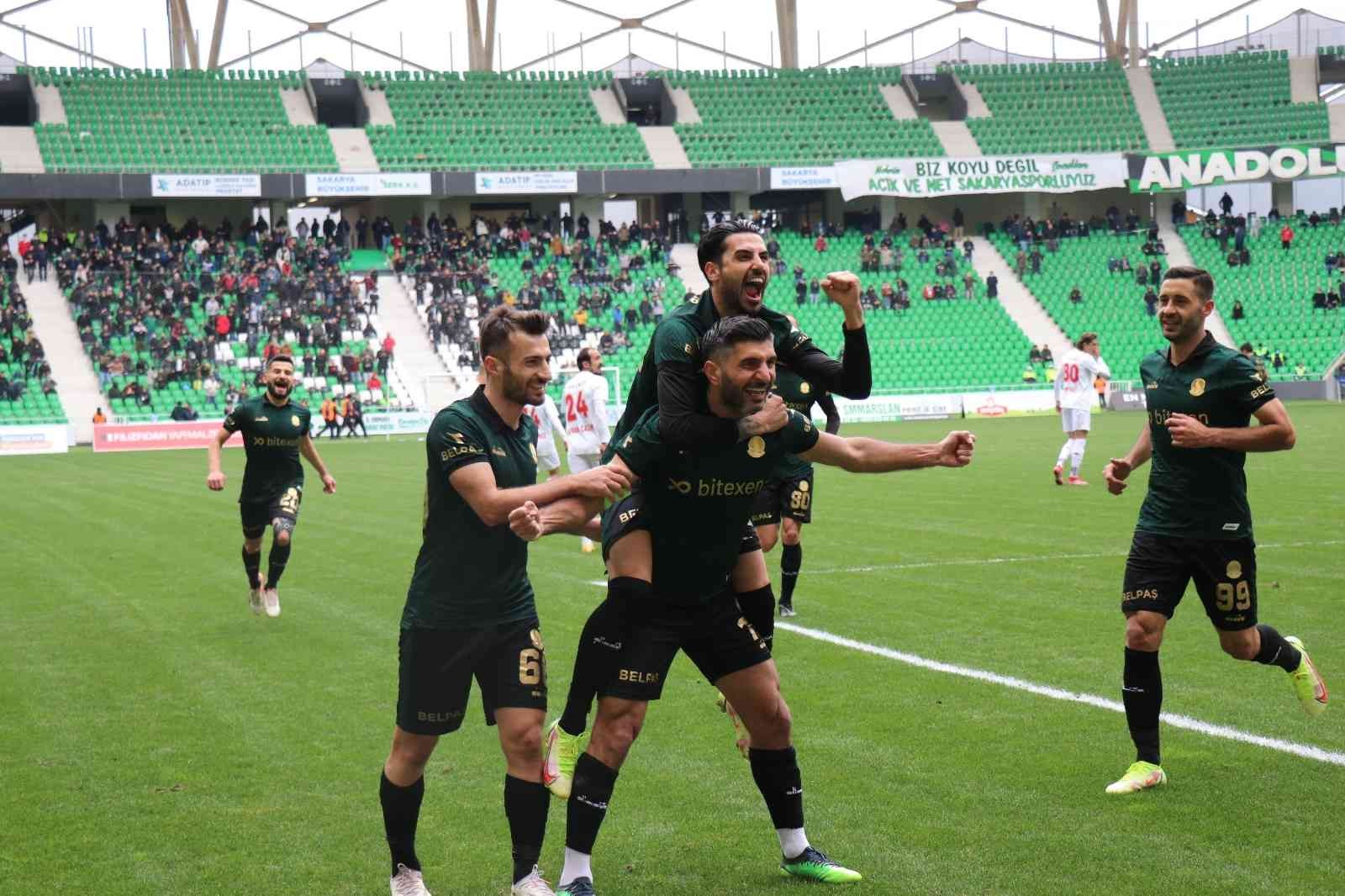 TFF 2. Lig Kırmızı Grup’ta oynadığı 34 maçta 74 puan alarak lider konumda bulunan Sakaryaspor’un şampiyonluk hedefine ulaşması için son 4 maç ...