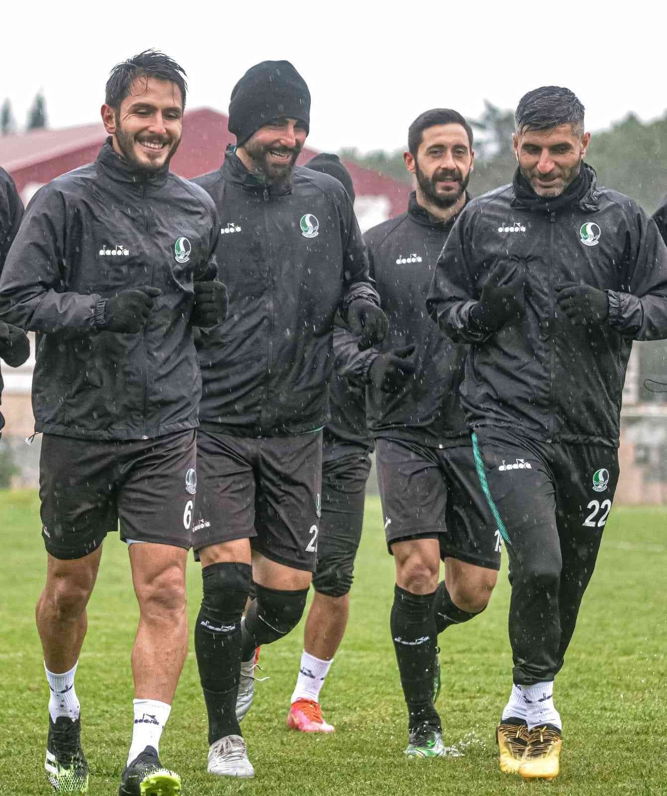 Sakaryaspor’un şampiyonluk hedefi için son 4 maç TFF 2. Lig Kırmızı Grup’ta oynadığı 34 maçta 74 puan alarak lider konumda bulunan Sakaryaspor’un şampiyonluk hedefine ulaşması için son 4 maç ...