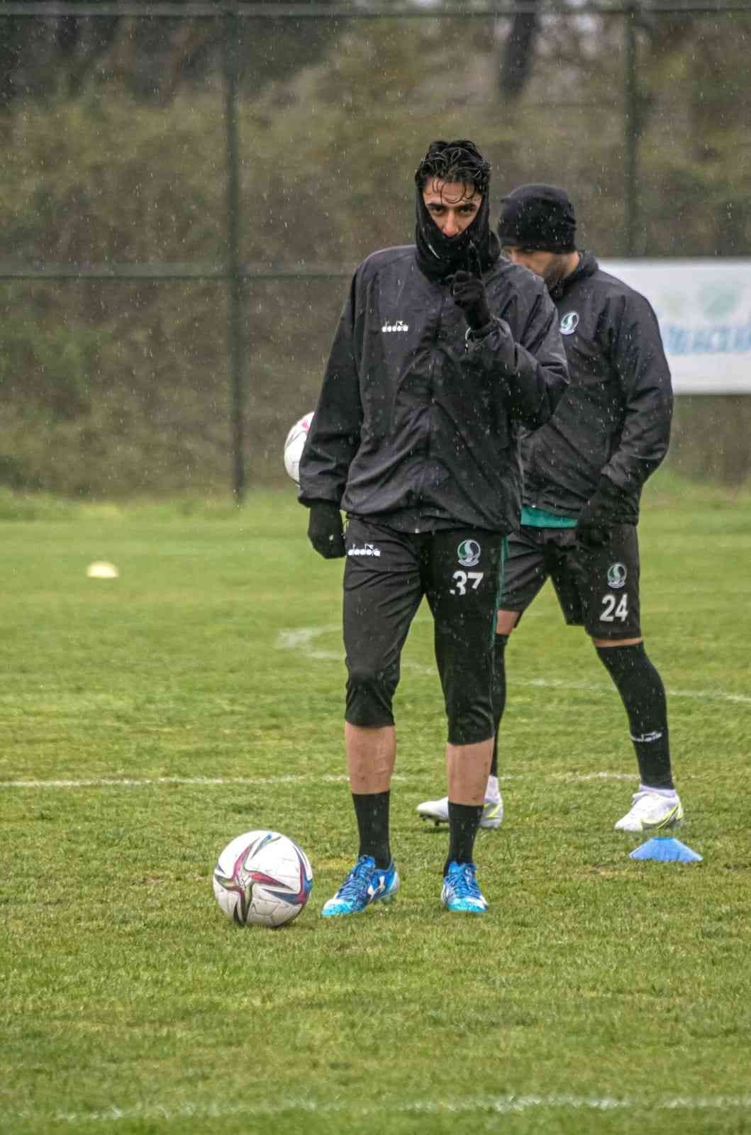 Sakaryaspor’un şampiyonluk hedefi için son 4 maç TFF 2. Lig Kırmızı Grup’ta oynadığı 34 maçta 74 puan alarak lider konumda bulunan Sakaryaspor’un şampiyonluk hedefine ulaşması için son 4 maç ...
