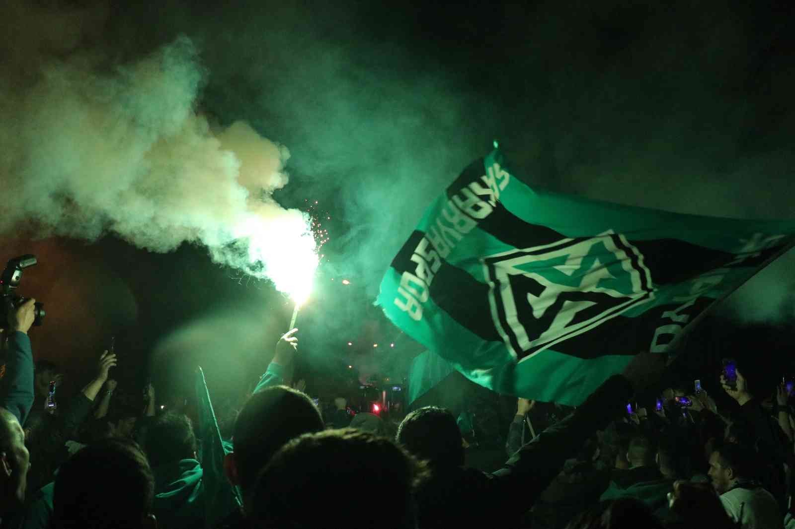 Şampiyonluğu garantileyen Sakaryaspor, saatler süren yolculuktan sonra Rüstemler Tesisi’nde meşaleler ve tezahüratlarla karşılandı. Şampiyonluk ...