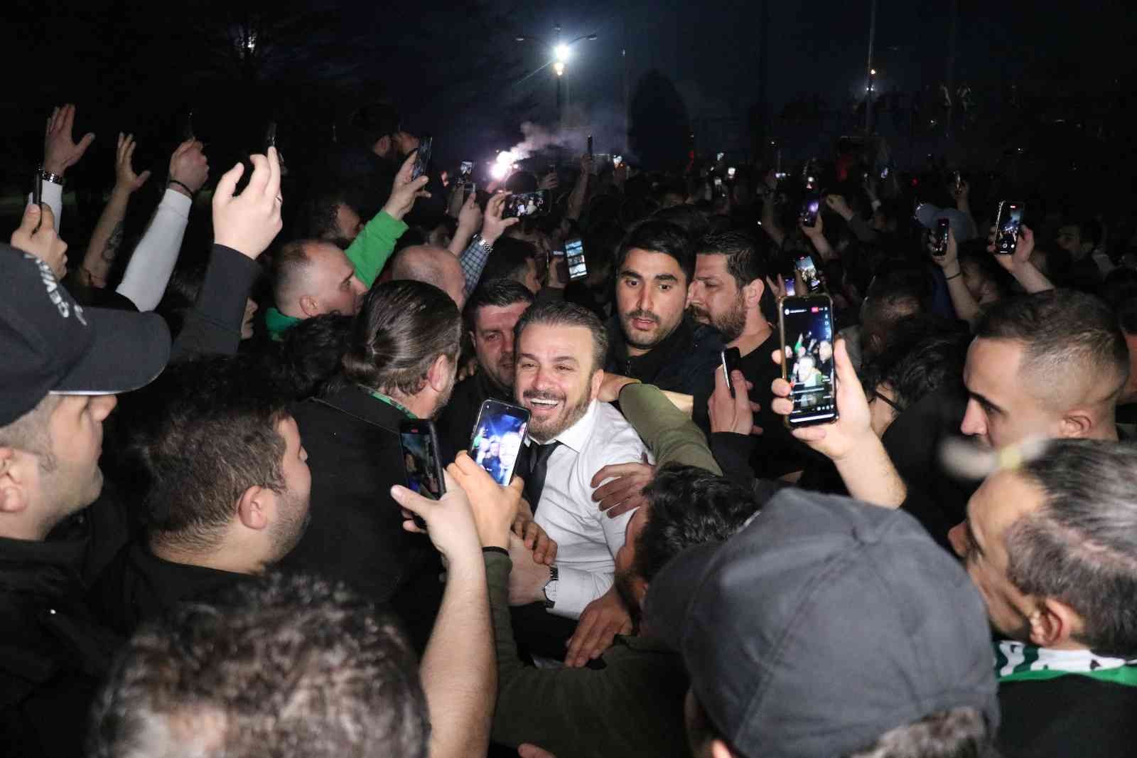 Şampiyonluğu garantileyen Sakaryaspor, saatler süren yolculuktan sonra Rüstemler Tesisi’nde meşaleler ve tezahüratlarla karşılandı. Şampiyonluk ...