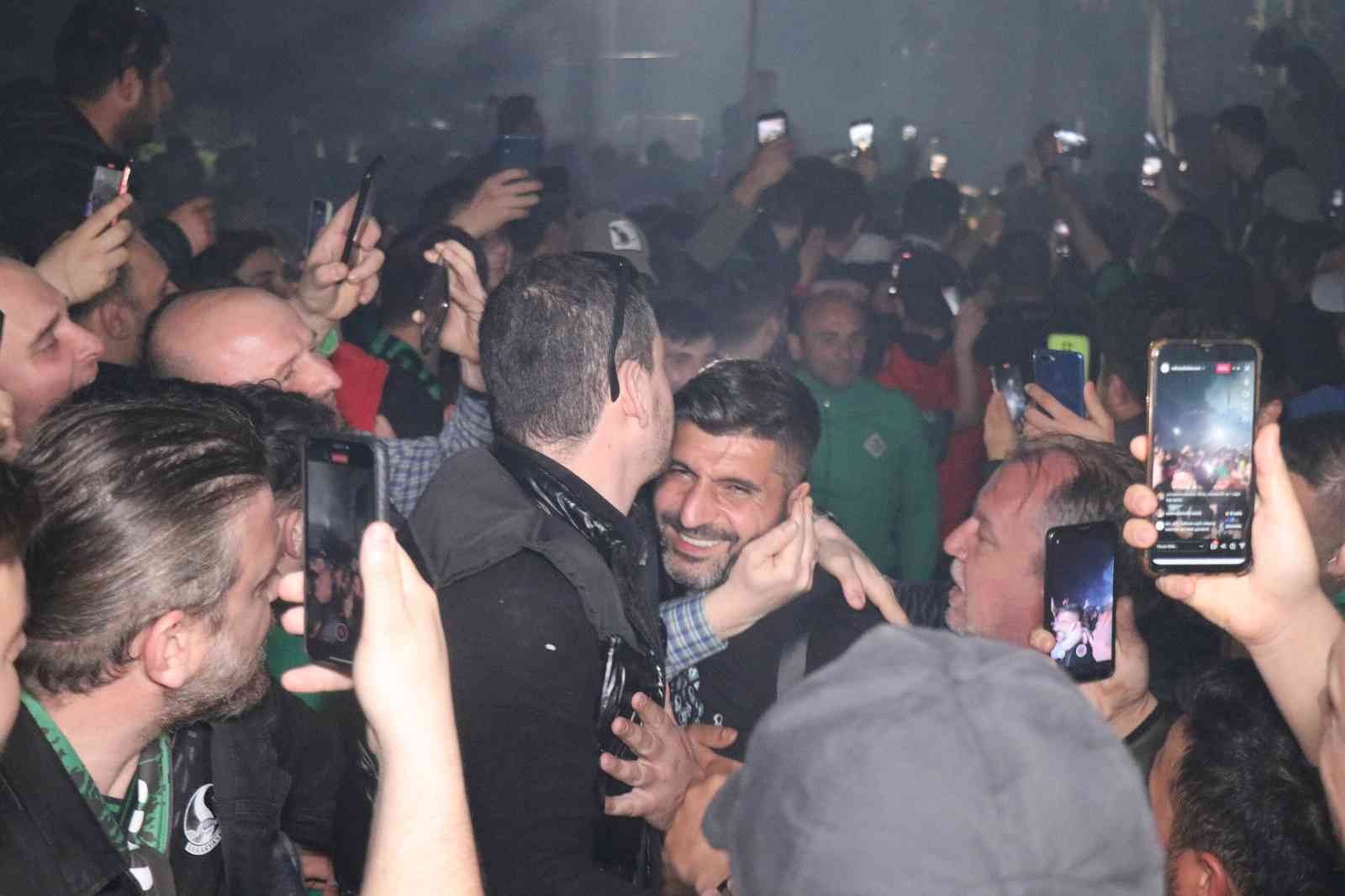 Şampiyonluğu garantileyen Sakaryaspor, saatler süren yolculuktan sonra Rüstemler Tesisi’nde meşaleler ve tezahüratlarla karşılandı. Şampiyonluk ...