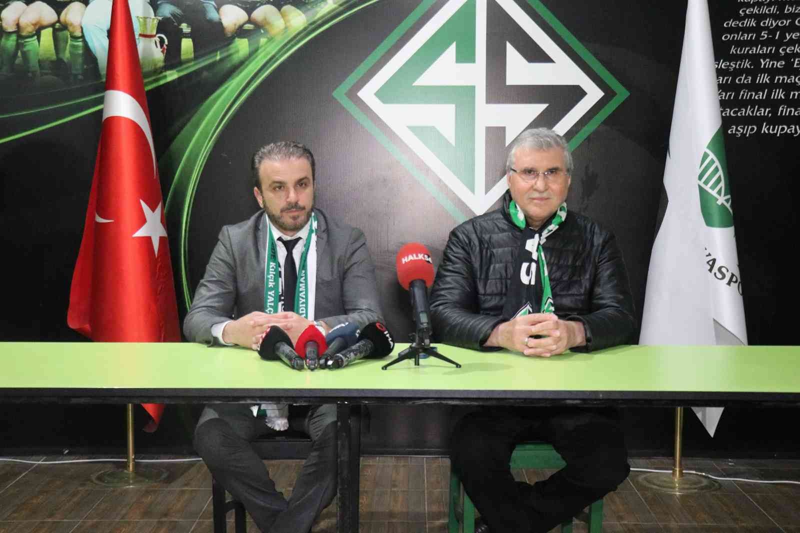 Şampiyonluğu garantileyen Sakaryaspor, saatler süren yolculuktan sonra Rüstemler Tesisi’nde meşaleler ve tezahüratlarla karşılandı. Şampiyonluk ...