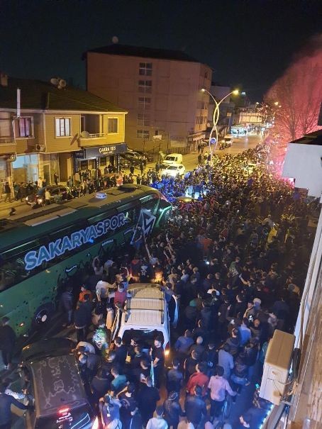 Şampiyonluğu garantileyen Sakaryaspor, saatler süren yolculuktan sonra Rüstemler Tesisi’nde meşaleler ve tezahüratlarla karşılandı. Şampiyonluk ...
