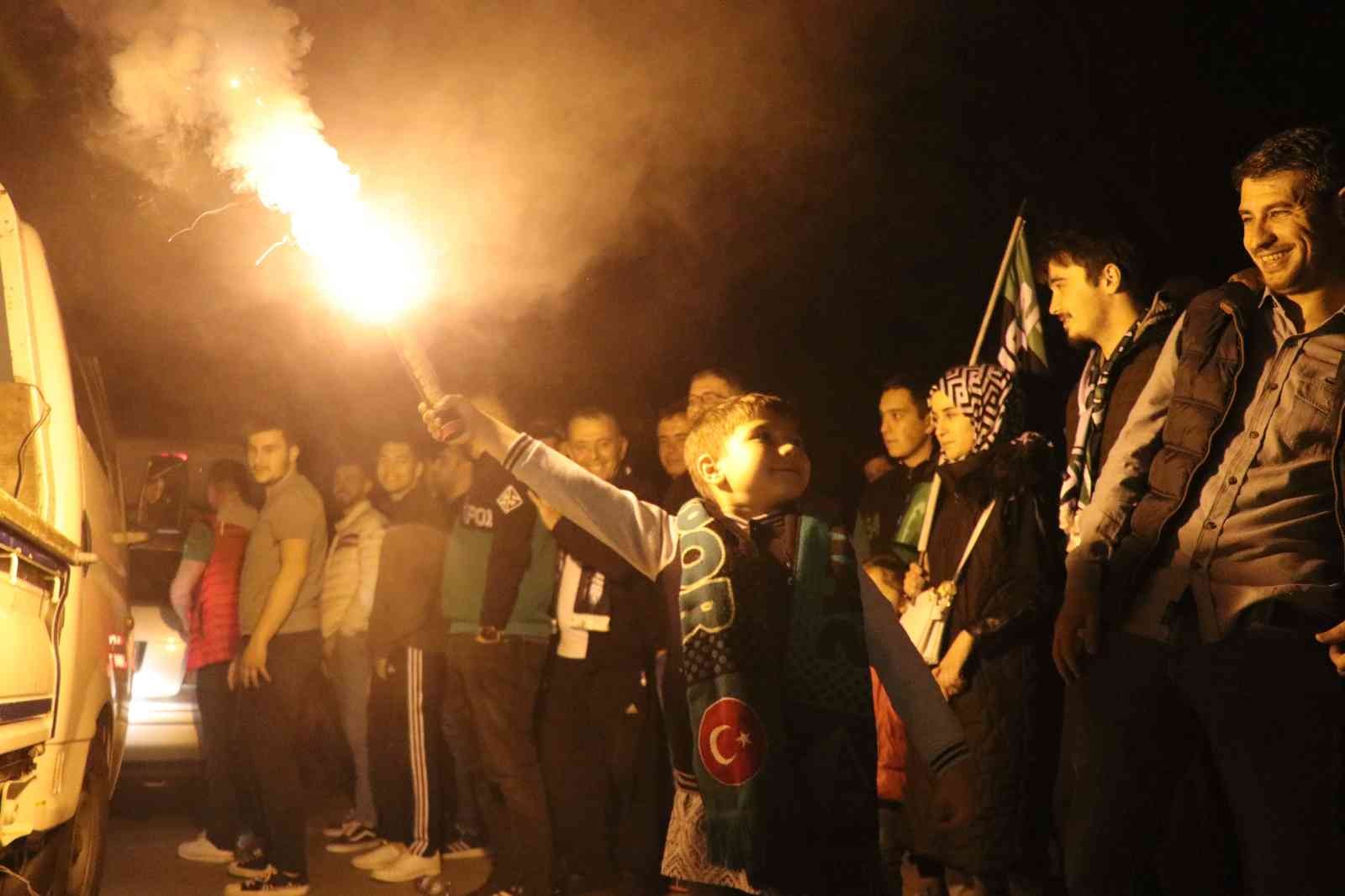 Şampiyonluğu garantileyen Sakaryaspor, saatler süren yolculuktan sonra Rüstemler Tesisi’nde meşaleler ve tezahüratlarla karşılandı. Şampiyonluk ...