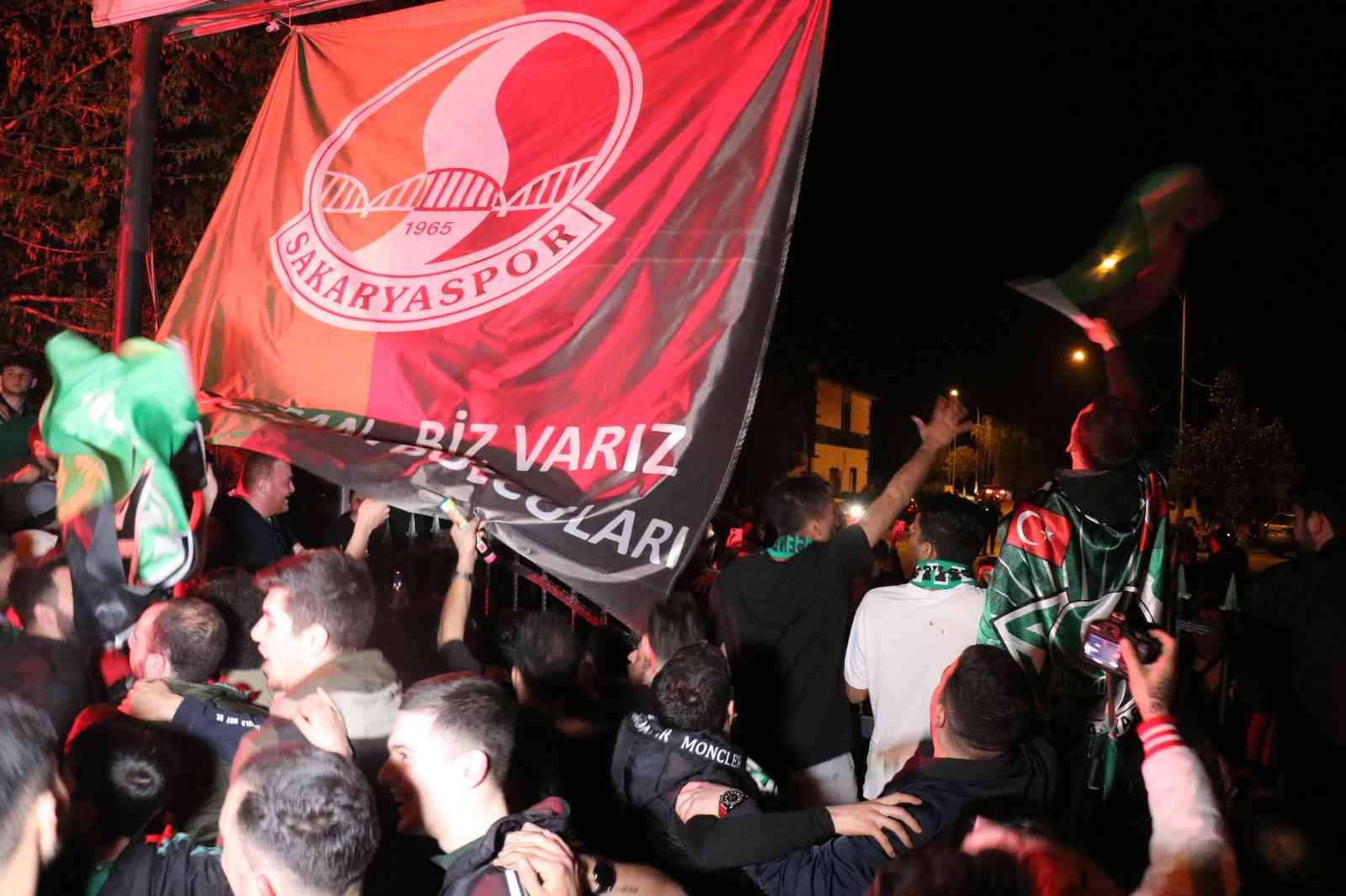Şampiyonluğu garantileyen Sakaryaspor, saatler süren yolculuktan sonra Rüstemler Tesisi’nde meşaleler ve tezahüratlarla karşılandı. Şampiyonluk ...